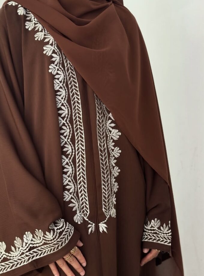 Brown and white zoom